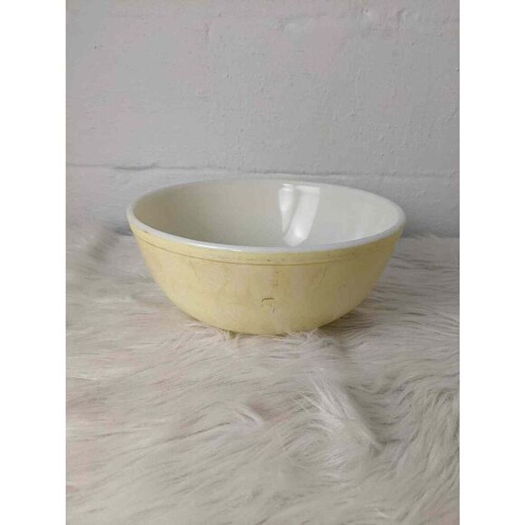 Pyrex‎ 404 4 Qt. Mixing Kitchen Bowl Faded Yellow Vintage - Picture 1 of 6